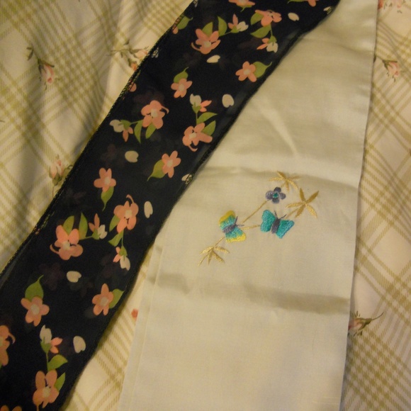 2 Scarfs - Picture 1 of 8